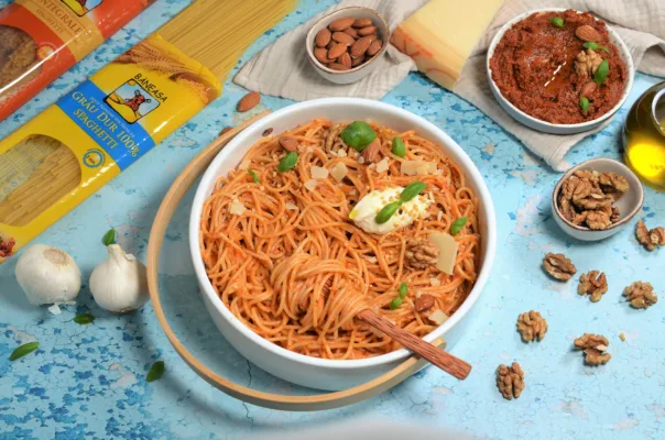 Fericire-n farfurie – 3 beneficii pentru iubitorii de paste 3 spaghetti cu pesto rosu 1