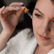 ce-beneficii-are-rutina-de-îngrijire-a-tenului-asupra-sănătății-tale-emoționale