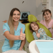 tratamentul cu aparat dentar cand mergem prima data la ortodont