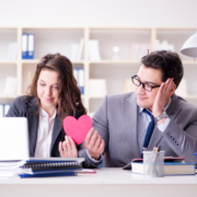 relație-romantică-la-serviciu-go-sau-no