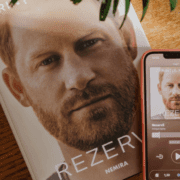 rezervă-peste-3.3-milioane-de-exemplare-vândute-doar-în-limba-engleză-în-2-săptămâni-de-la-apariție