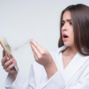 care-este-impactul-psihologic-al-căderii-părului-și-cum-să-gestionezi-eficient-fenomenul