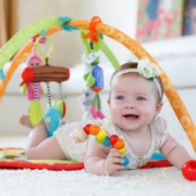 importanța-jucăriilor-în-dezvoltarea-fizică-și-motorie-a-copiilor