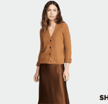 O fustă și un pulover din satin este cel mai versatil look pentru toamna caldă 9 o-fustă-și-un-pulover-din-satin-este-cel-mai-versatil-look-pentru-toamna-caldă