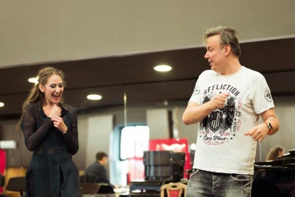 Oana Laura Gabriela si Dan Helciug la repetitiile Shrek Foto Adriana Staciuc