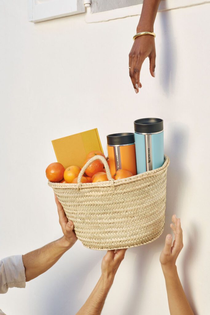 Inspirată de Riviera Mediteraneă: Colecția Nespresso X Pantone 4 Travel Mug