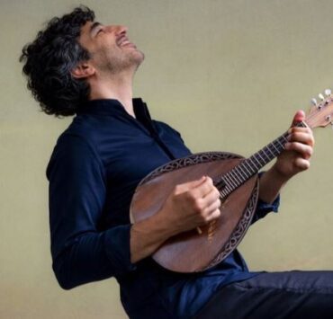 AVI AVITAL închide stagiunea ORCHESTREI DE CAMERĂ RADIO 13 Avi Avital foto Harald Hoffmann