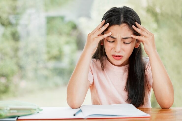 Cum scăpăm de stres în perioada examenelor? 8 stressul examenelor shutterstock 2267533875
