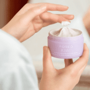 KIWI Active Pore and Blackhead Mask Product Lifestyle moder 03 1