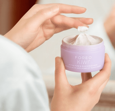 KIWI Active Pore and Blackhead Mask Product Lifestyle moder 03 1