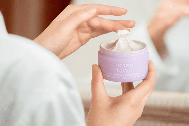FOREO: noua mască de față KIWI™ Active Pore & Black Head Mask 39 KIWI Active Pore and Blackhead Mask Product Lifestyle moder 03 1