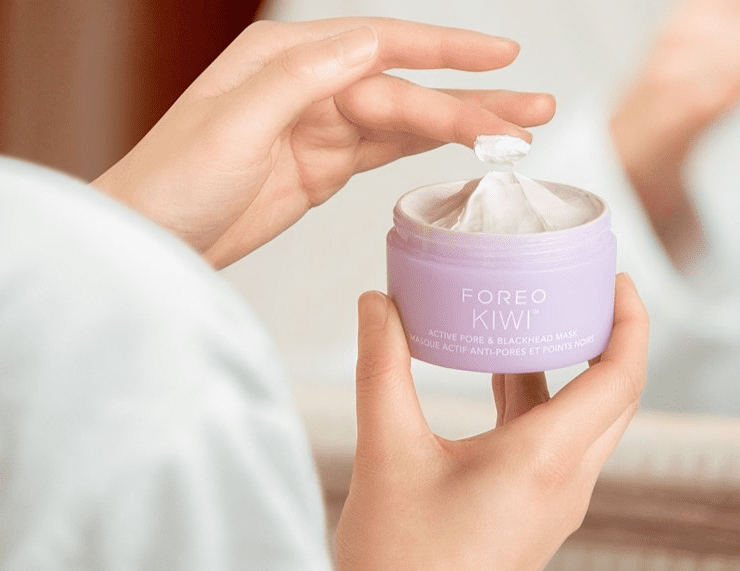 KIWI Active Pore and Blackhead Mask Product Lifestyle moder 03 1