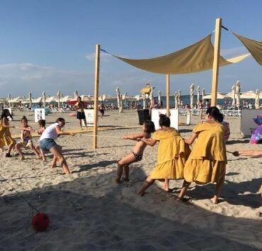 Itsy Bitsy: Joacă și distracție pe plajă pentru copii 8 plaja itsy bitsy coperta