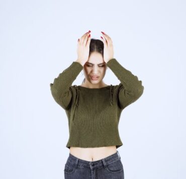 Somatizarea - ce o cauzează și cum se poate trata? 8 pretty young woman holding her face white wall