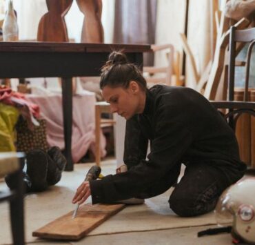 „Ecouri și lumini”: Monica Ioniță reînvie materialele reciclate prin artă 9 Monica Ionita 3