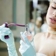 femeie pulverizand parfum