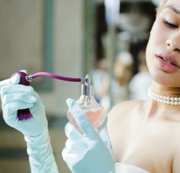 Cum te poate ajuta un parfum să devii mai încrezătoare 9 femeie pulverizand parfum