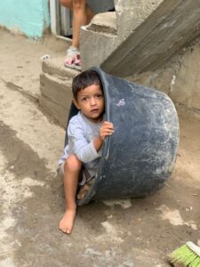 1 Copil incaltat 1 destin dezlegat