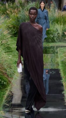 BOSS: moment “OUT OF OFFICE” de primavară/vară 2025 la Milano Fashion Week 5 BOSS SHOW SPRING SUMMER 2025 MILAN 9X16 Look 49 image mid res