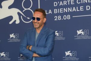 ANUL NOU CARE N-A FOST, premiat la Veneția! 3 PHOTOCALL ANUL NOU N A FOST Director Bogdan Mure anu Credits G. Zucchiatti La Biennale di Venezia Foto ASAC 1 min