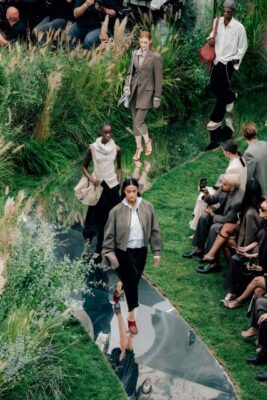 BOSS: moment “OUT OF OFFICE” de primavară/vară 2025 la Milano Fashion Week 3 SPRING SUMMER 2025 BOSS FASHION SHOW ATMOSPHERE 00010 image mid res