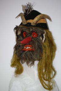 O nouă expoziție la Art Safari: Vampirii și vârcolacii din arta românească 4 Masca de „Drac Muzeul National al Satului