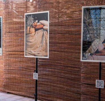 Expoziția „Să Cunoști Lumea”, despre expresivitate, inclusivitate și frumusețea din diversitate 8 Sa cunosti lumea 4coperta