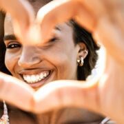 cum sa te iubesti shutterstock 2118825023