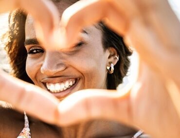 cum sa te iubesti shutterstock 2118825023