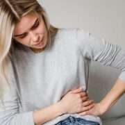 cum se manifesta hernia inghinala