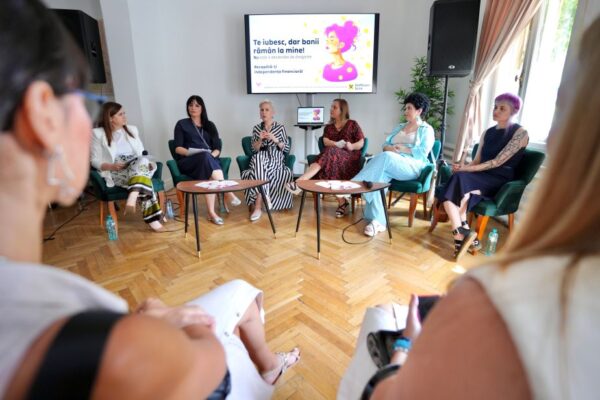 Laura Mihăilă, director marketing, comunicare & CX, Raiffeisen Bank România: campania Raiffeisen Bank și ANAIS împotriva violenței economice 4 fotografie conferinta presa 2