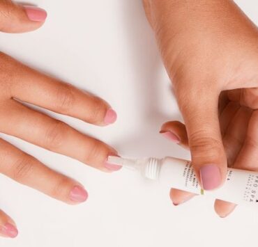 nail and cuticle coperta