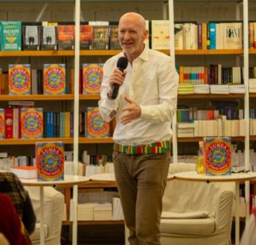 Simon Sebag Montefiore la lansarea celei mai provocatoare cărți: „Lumea. O istorie de familie” 9 Simon coperta