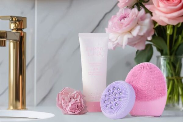 FOREO lansează soluția perfectă pentru un păr sănătos și bogat: LUNA™ 4 hair 3 foreo de sarbatori 1