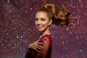 Coafuri de testat și purtat la petrecerile de Crăciun și la cinele în familie 4 shutterstock 1348296800