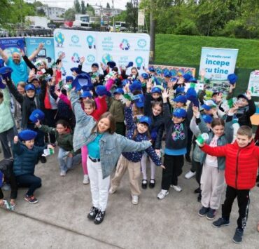 Alături de ECOTRON copiii și părinții devin susținători ai reciclării 8 Ambasadoarea Ecotron Vero Caliman si copii sustinatori ai reciclarii
