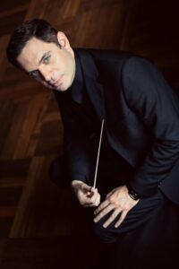 Dirijorul Christopher Ward și violonistul Liviu Prunaru invitați la Sala Radio 4 Ch Ward foto Marine Stassen 1