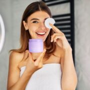 KIWI PORE MINIMIZING TONER PADS Lifestyle Model 09