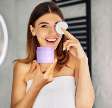 Un nou produs minune împotriva porilor de la FOREO 12 KIWI PORE MINIMIZING TONER PADS Lifestyle Model 09