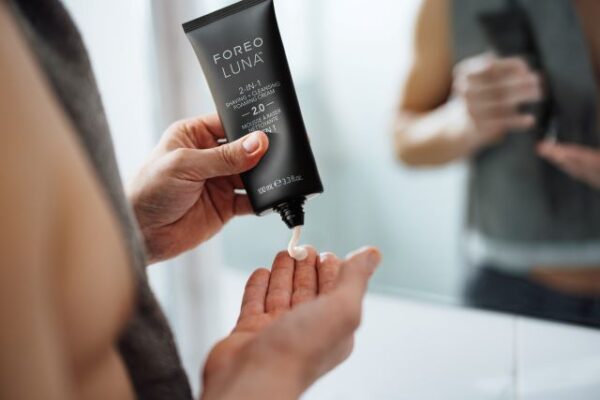 M FOREO LUNA 2 IN 1 SHAVINGCLEANSING FOAMING CREAM2 Lifestyle02 EN