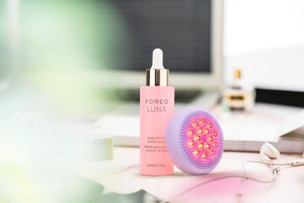Noul ser LUNA™ Dual-Peptide Scalp Serum completează rutina de îngrijire complexă a părului de la Foreo 4 M Luna Dual Peptide Scalp Serum Lifestyle Still08