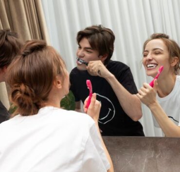 Îngrijirea pielii vorbește limba iubirii: nu poți rata ofertele FOREO pentru Ziua Îndrăgostiților! 12 M couple brushing 2