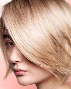 ”Blondul” se reinventează cu Golden Glass Hair 3 WP FY25H2 Golden Glass Hair Carousel HaveYouHeardOfGlassHair Frame2 CLEAN