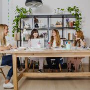 5 lucruri pe care le găsești în participarea la evenimente 14 cheerful women office
