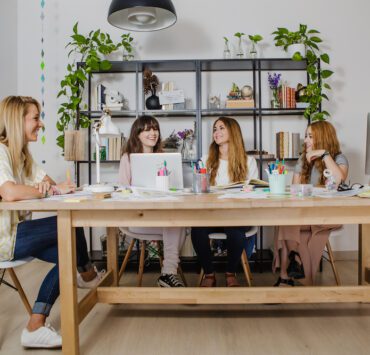 5 lucruri pe care le găsești în participarea la evenimente 7 cheerful women office