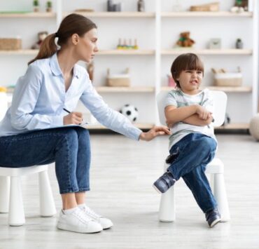 Cum recunoști ADHD-ul la copii? 8 communication problems little crybaby ignoring woman psychologist turning away with crossed arms