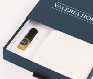 Mătasea. Eleganţa și beneficiile unui material nobil pentru piele și păr 5 cutie fata de matase