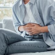 femeie cu durere de burta 2473263261