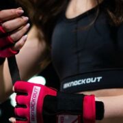 Boxul feminin: ce trebuie să știi dacă ești fată și vrei să te apuci de box? 13 manusi de antrenament rosu cu negru knockout store