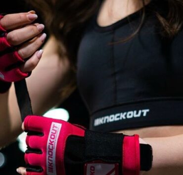 Boxul feminin: ce trebuie să știi dacă ești fată și vrei să te apuci de box? 6 manusi de antrenament rosu cu negru knockout store